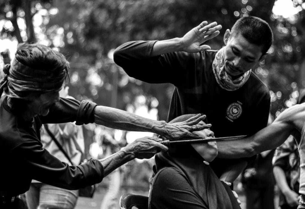 “Debus: Seni Pertunjukan Tradisional Banten yang Penuh Keajaiban dan Ketangguhan”